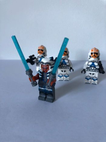 Figurine type lego Jedi Ashoka et 3 clones de sa légion Star Wars
