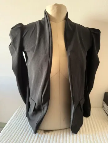 🖤 Veste noire structurée à épaules marquées