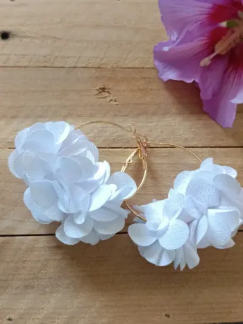 Boucles d'oreilles créoles fleurs blanches