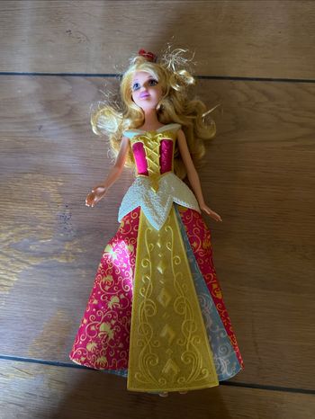 Poupée barbie robe rose jaune bleu