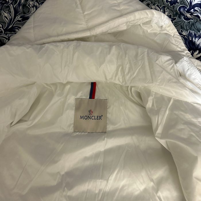 Je vend mon manteau Moncler blanc