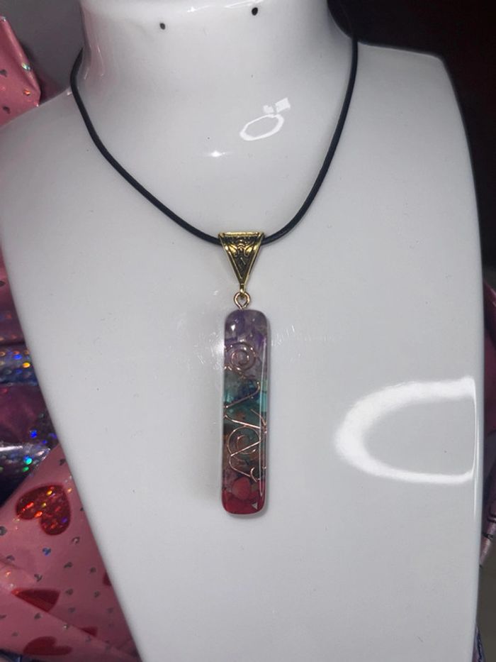 Très beau pendentif en orgonite avec les différents chakras