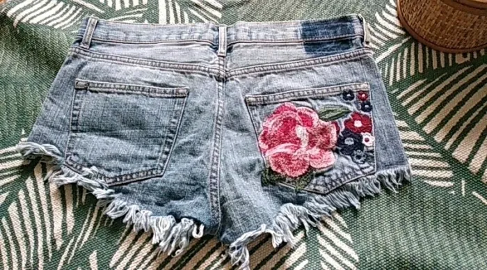 Short en jeans fleuri - photo numéro 3