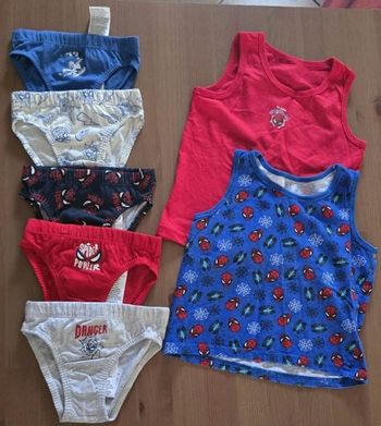 (Neufs non portés)😍🤩💙 superbe lot slips 3ans  et maillots de corps 4ans  spiderman💙🤩😍
