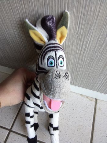 Peluche, doudou zèbre Madagascar 3 , dessin animé, blanc, noir, rayure, oreille jaune, yeux bleu