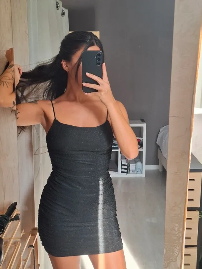 Robe noire pailleté - photo numéro 2