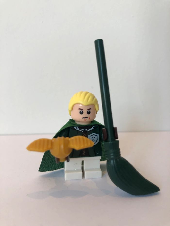 Figurine type lego Drago Malfoy en tenue de quiddich. Harry Potter