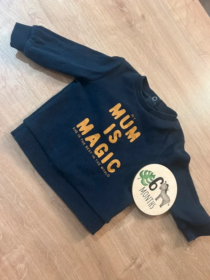 Sweat bleu marine «  Mum is magic »