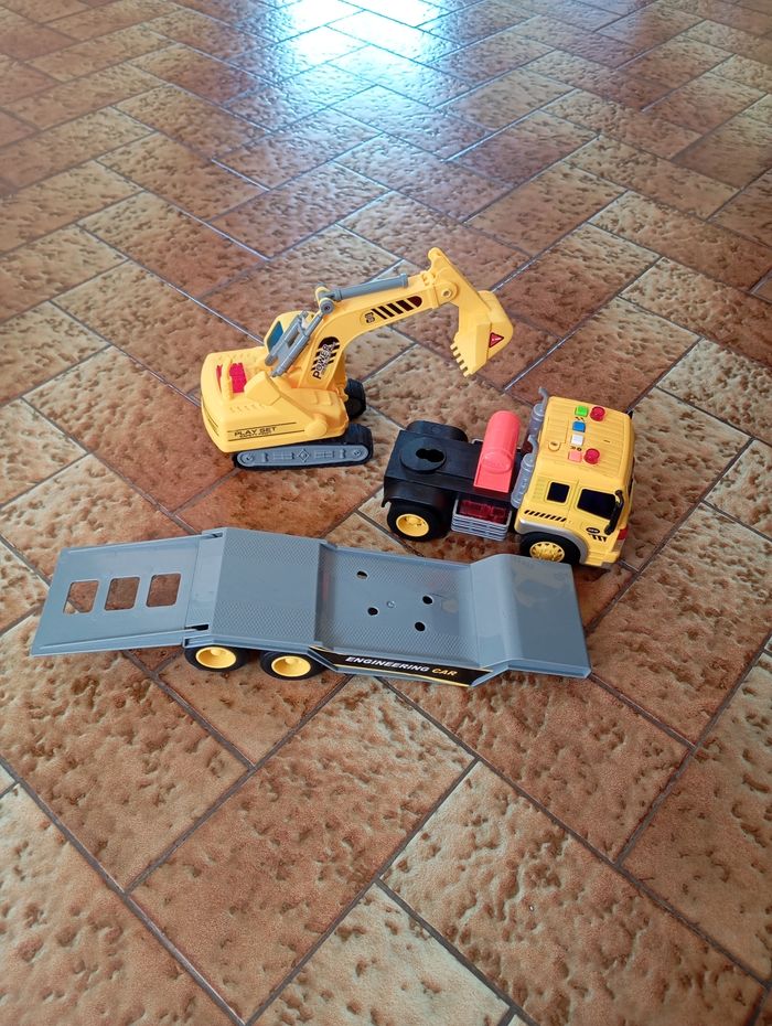 Camion de chantier avec pelleteuse - photo numéro 2