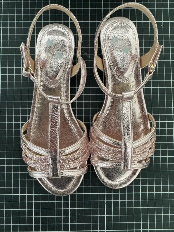 Sandales rose brillant La Halle neuves taille 35 - photo numéro 2