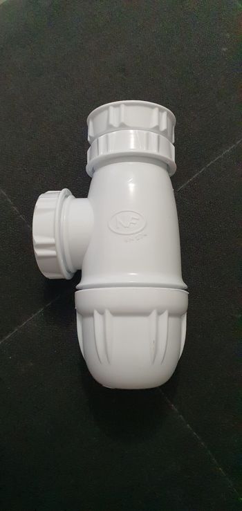     Siphon d'évier neuf dans l'emballage