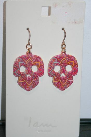 Boucles d'oreilles rose tête de mort 4cm de long