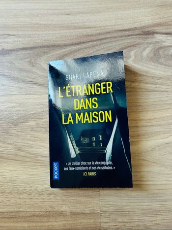 Livre de Shari Lapena «L’étranger dans la maison»