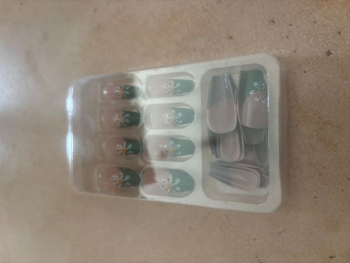 Faux ongles motif fleurs