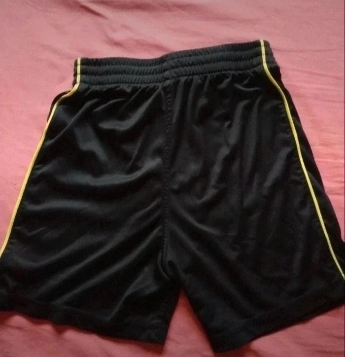 🎈Short garçon noir jaune fluo hummel 10 ans 🎈 - photo numéro 2