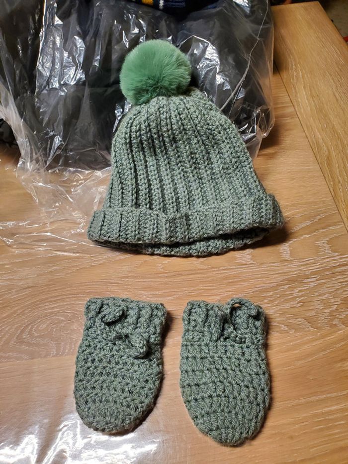 Lot bonnet et gants fait main - photo numéro 3