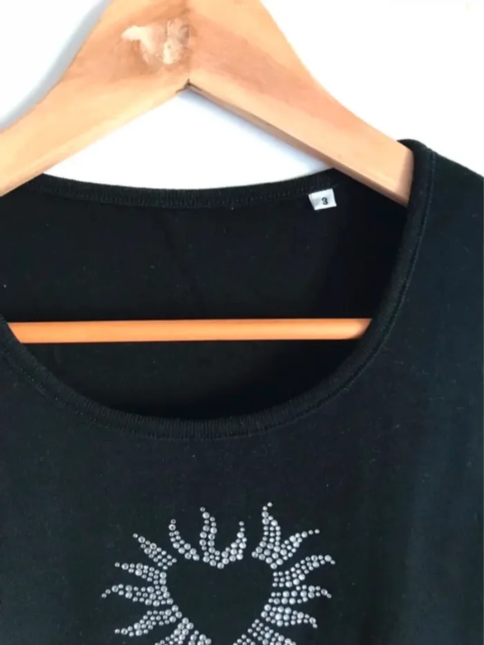 Débardeur noir taille 38/40 avec cœur en strass sur le devant - photo numéro 3