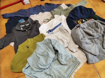 Lot de t-shirt à manches longues et veste à capuche