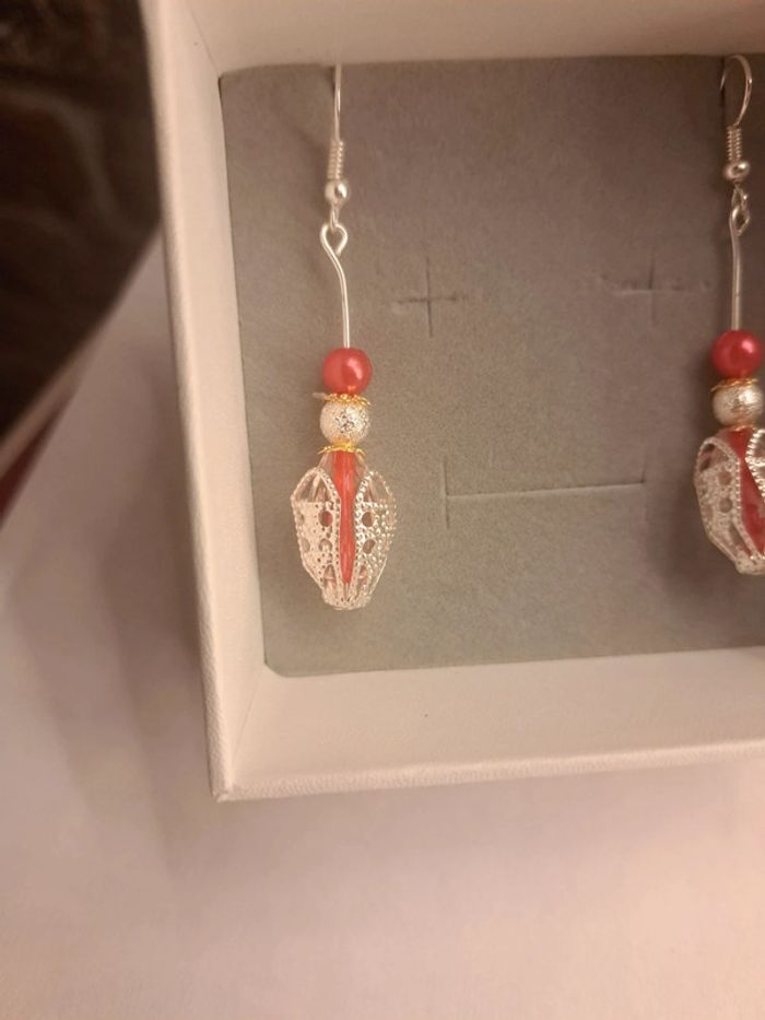 Boucles d'oreilles pendante rouge blanche argenté doré - photo numéro 3
