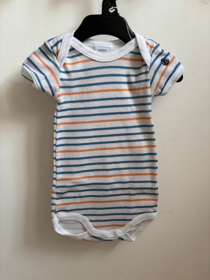 Lot 3 bodies blanc et bleu manches courtes Petit Bateau 3 mois - photo numéro 8