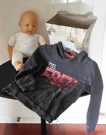 Sweat à capuche fille 6 ans – gris & rose – motif texte à sequins