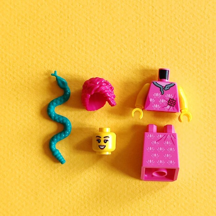 Femme en robe de St-Valentin LEGO 💜 - Excellent état 🌟 - Envoi rapide🚚💨 - photo numéro 3