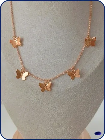 Collier doré papillon tendance chic , look du jour