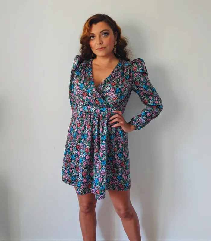 Robe manche bouffante fleurie satiné bleu rose cache-cœur moderne élégante Mango taille 34