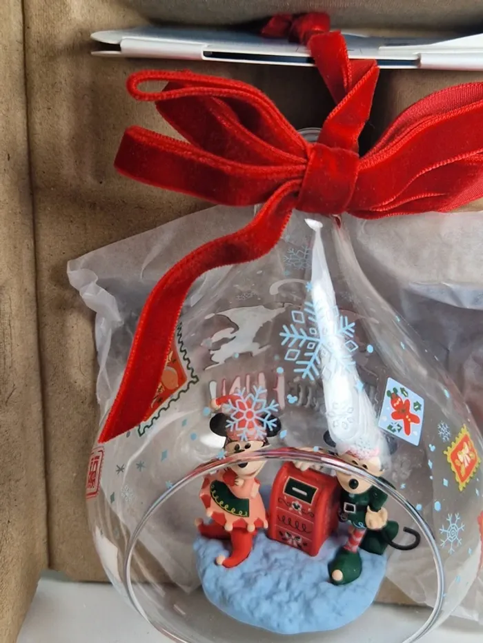 D308 Disney Mickey Mouse and Minnie Mouse Festive Glass Droplet Ornament - photo numéro 5