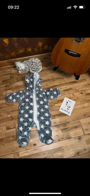 Jolie combinaison grise motifs étoiles enfant do très bon état 6 mois