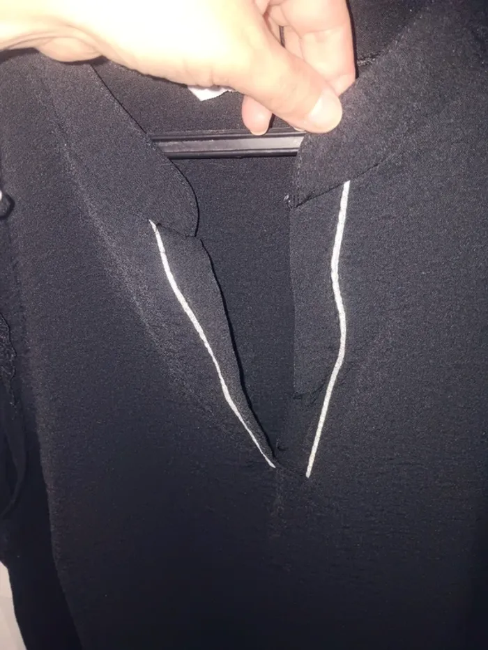 Top sans manches noir, col V détail dentelle taille 48 - photo numéro 2