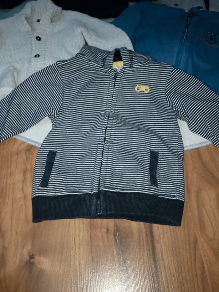 Lot 5 gilets 18 mois - photo numéro 4