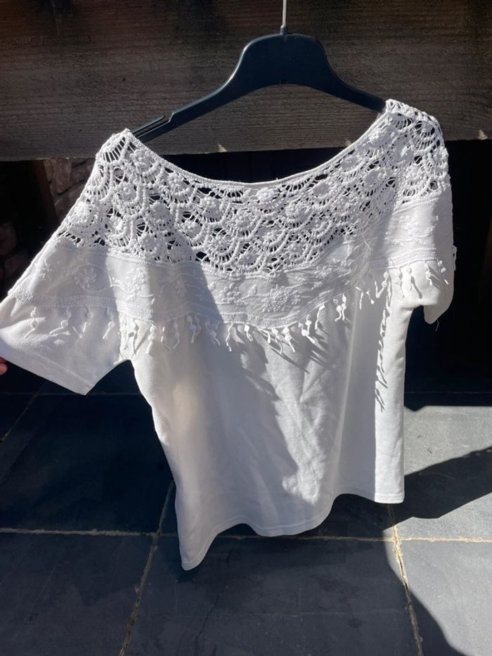 T-shirt blanc avec de la dentelle - photo numéro 2