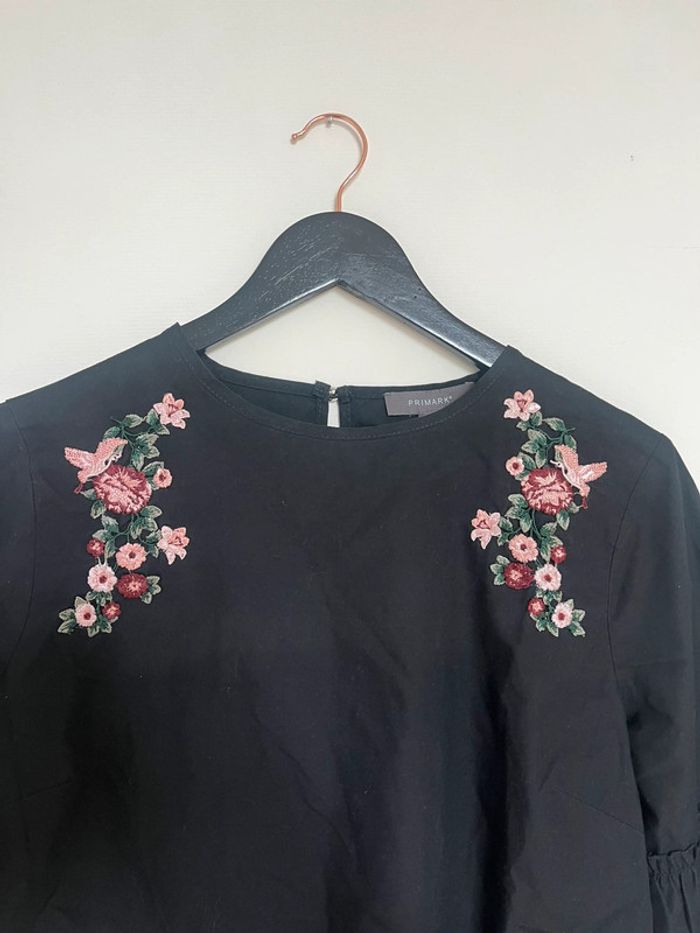 Blouse noire brodée avec des fleurs - photo numéro 3