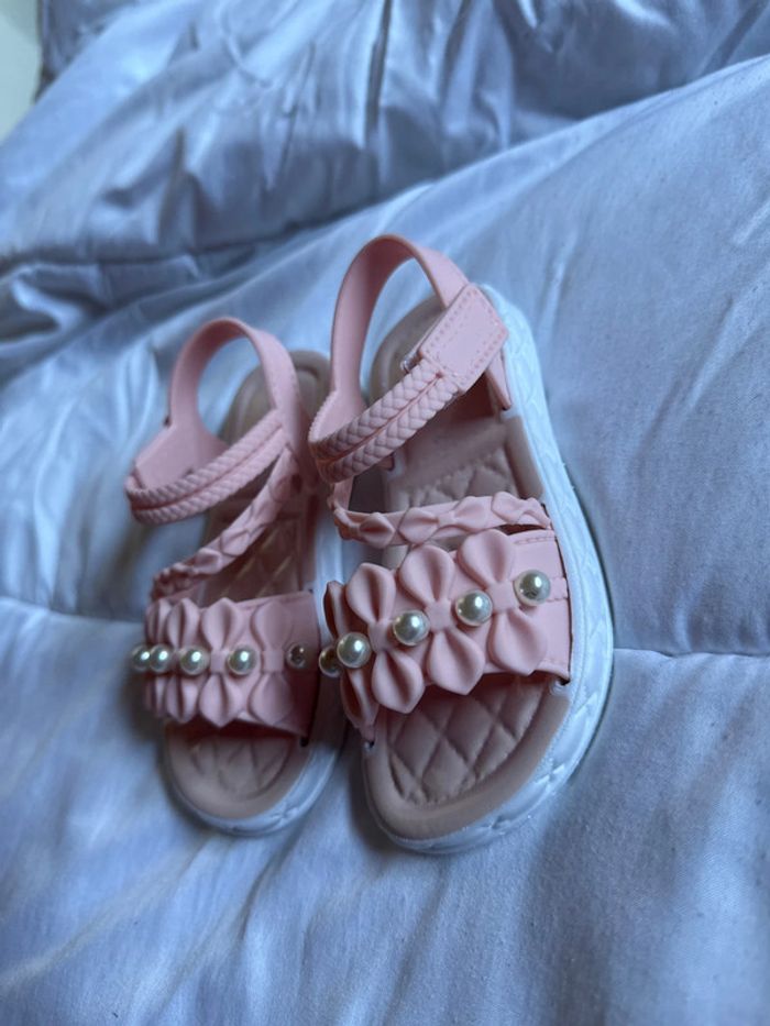 Jolies sandales neuves pointure 24 - photo numéro 3