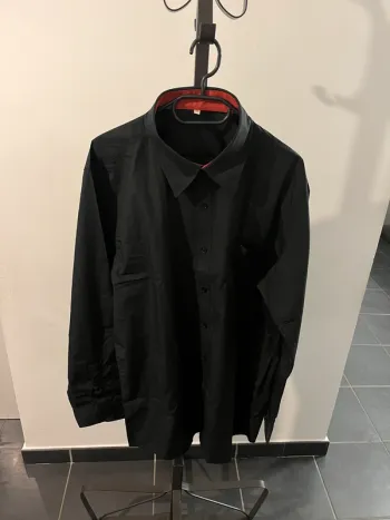 Chemise noire et rouge  Taille 46/48