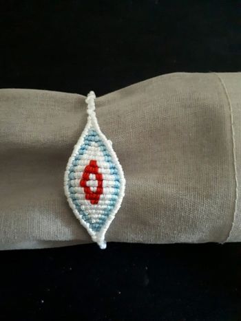 Bracelet en amande bleu, blanc et rouge