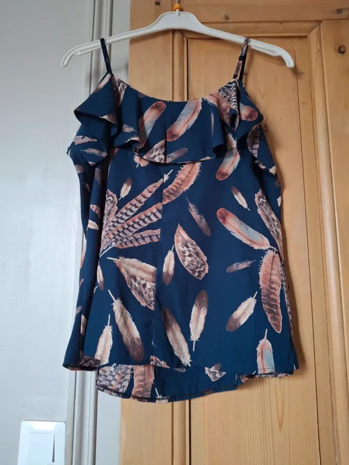 Top bleu fluide fine bretelles et motifs plumes - photo numéro 3