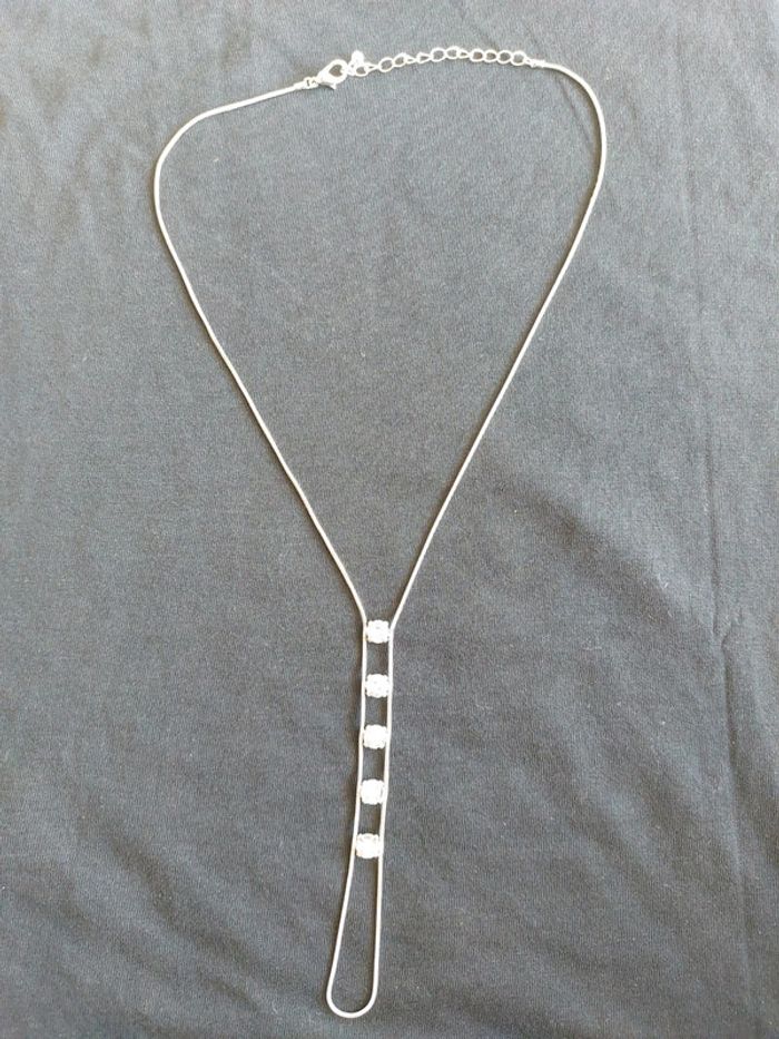 2 colliers avec pendentif