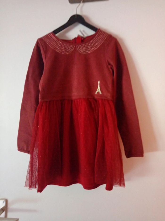 Jolie robe bordeaux . 8 ans