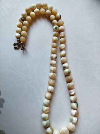 Un collier avec perles Pierre semi précieuse