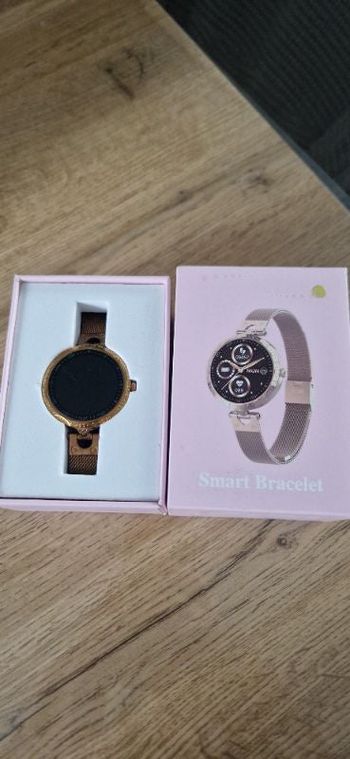 Montre connectée dorée
