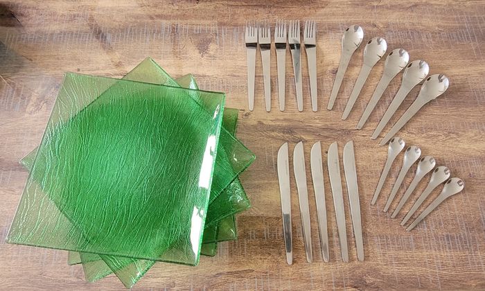 Lot d'assiettes + couverts