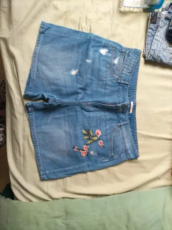 Short en jean détails fleurs