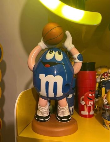 Distributeur M&M’s basketteur bleu