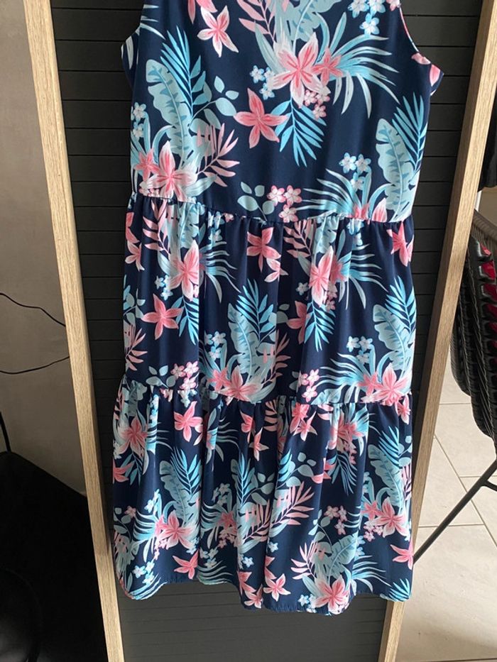 Robe fleurie pour enfants filles taille huit ans - photo numéro 3