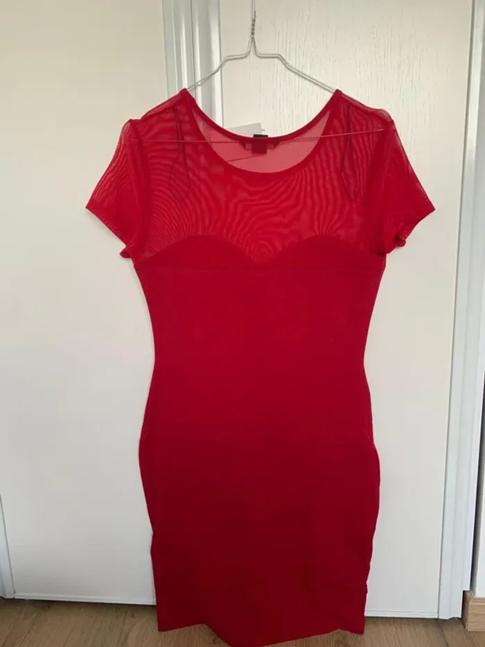 Robe rouge moulante - photo numéro 2