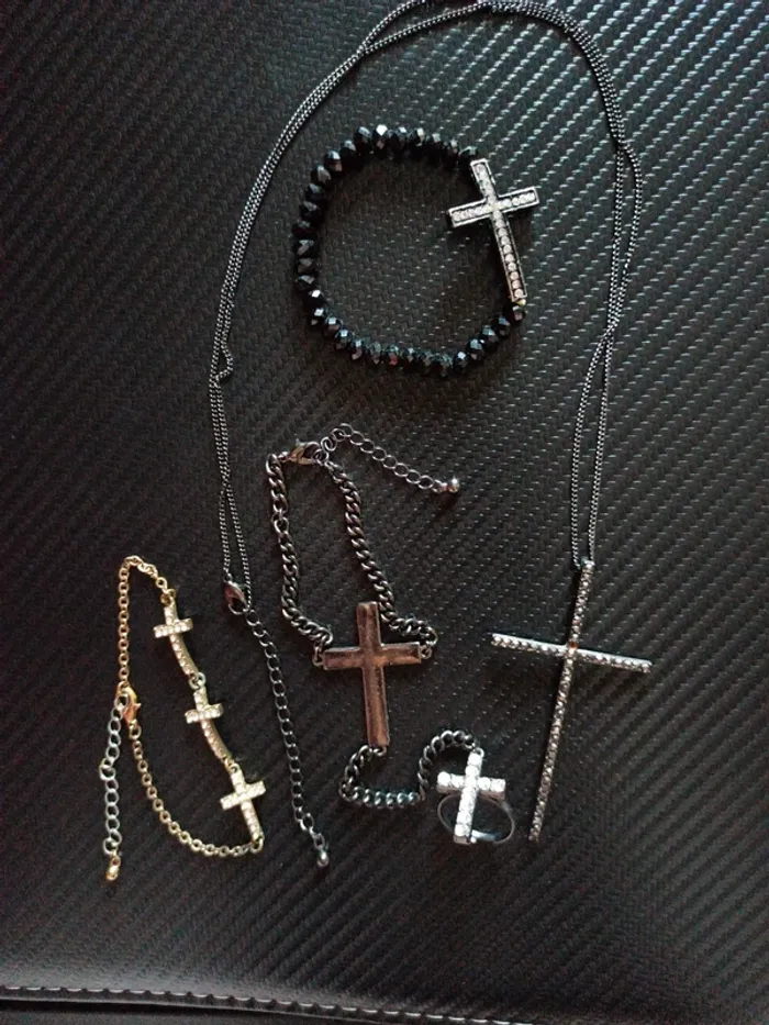 Lot bijoux croix