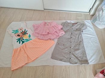 Lot  2 robes et 1 jupe