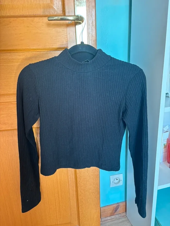 top basic noir côtelé stradivarius taille S col montant